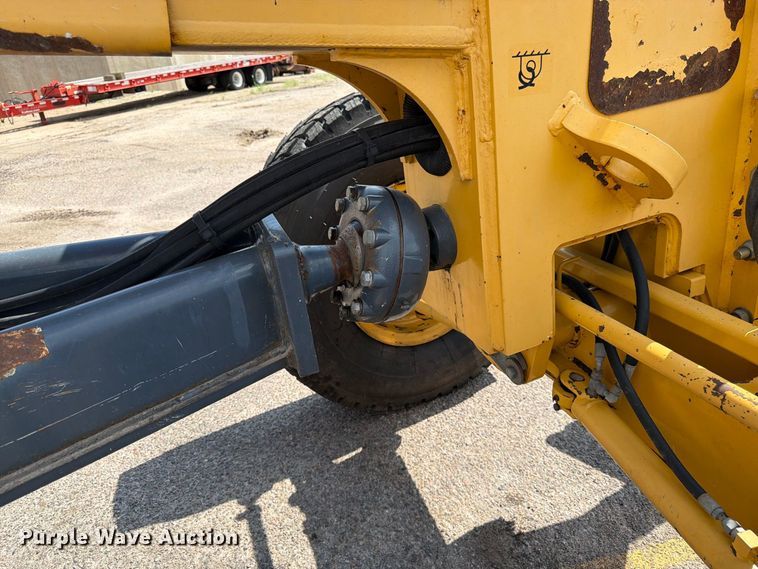 image for item DY3327 2005 John Deere 670D motor grader