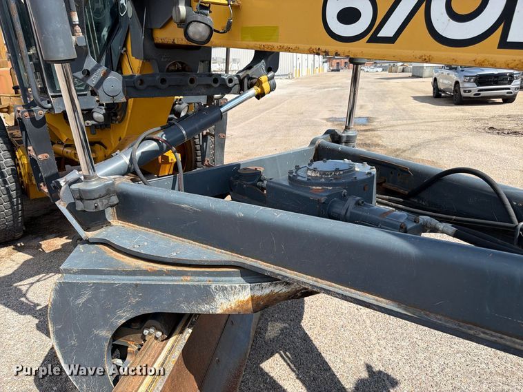 image for item DY3327 2005 John Deere 670D motor grader