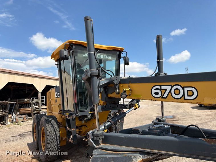 image for item DY3327 2005 John Deere 670D motor grader