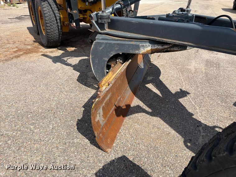 image for item DY3327 2005 John Deere 670D motor grader
