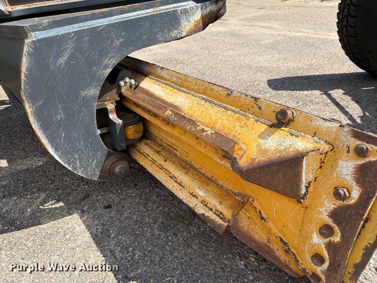 image for item DY3327 2005 John Deere 670D motor grader