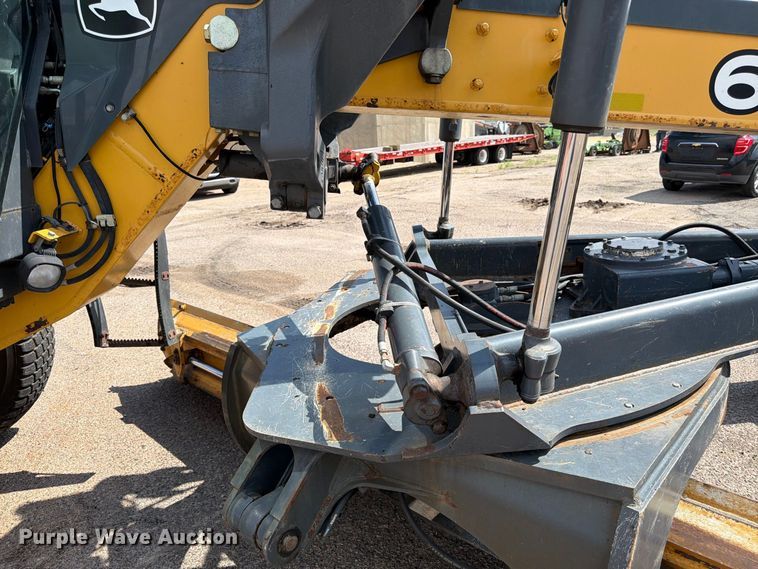 image for item DY3327 2005 John Deere 670D motor grader