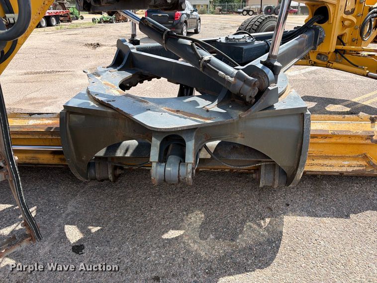 image for item DY3327 2005 John Deere 670D motor grader