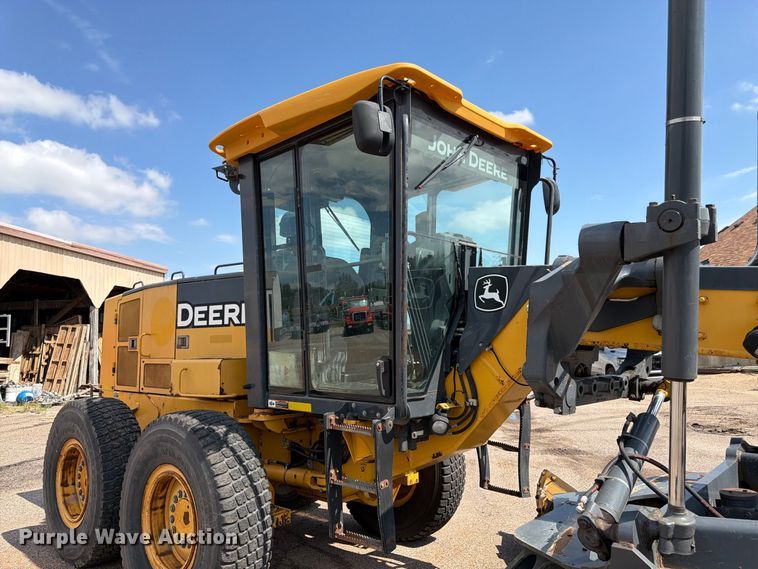 image for item DY3327 2005 John Deere 670D motor grader