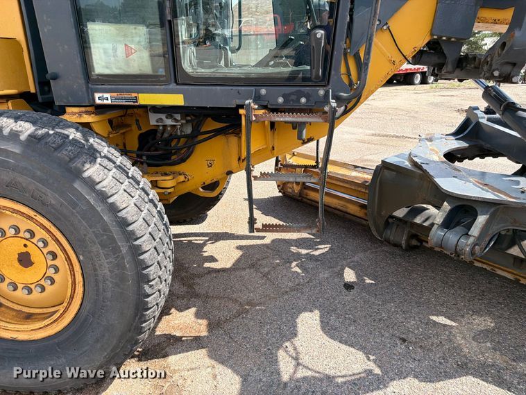 image for item DY3327 2005 John Deere 670D motor grader