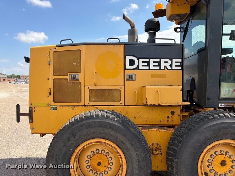 image for item DY3327 2005 John Deere 670D motor grader