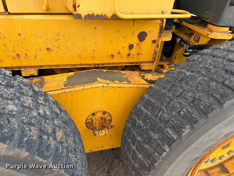image for item DY3327 2005 John Deere 670D motor grader
