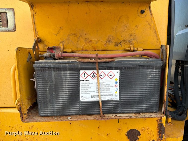 image for item DY3327 2005 John Deere 670D motor grader