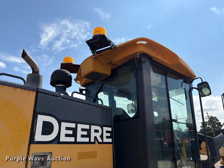 image for item DY3327 2005 John Deere 670D motor grader