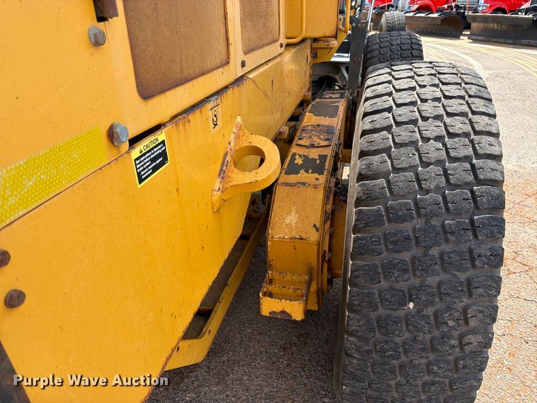 image for item DY3327 2005 John Deere 670D motor grader
