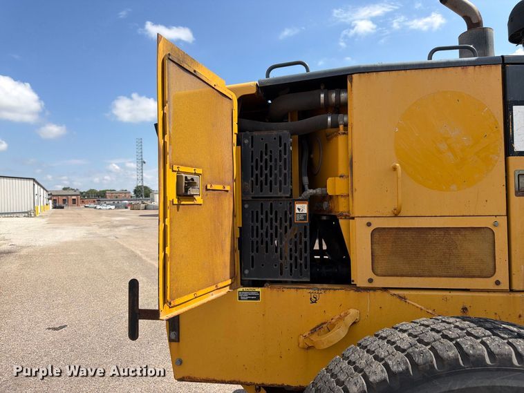 image for item DY3327 2005 John Deere 670D motor grader
