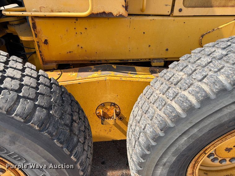 image for item DY3327 2005 John Deere 670D motor grader