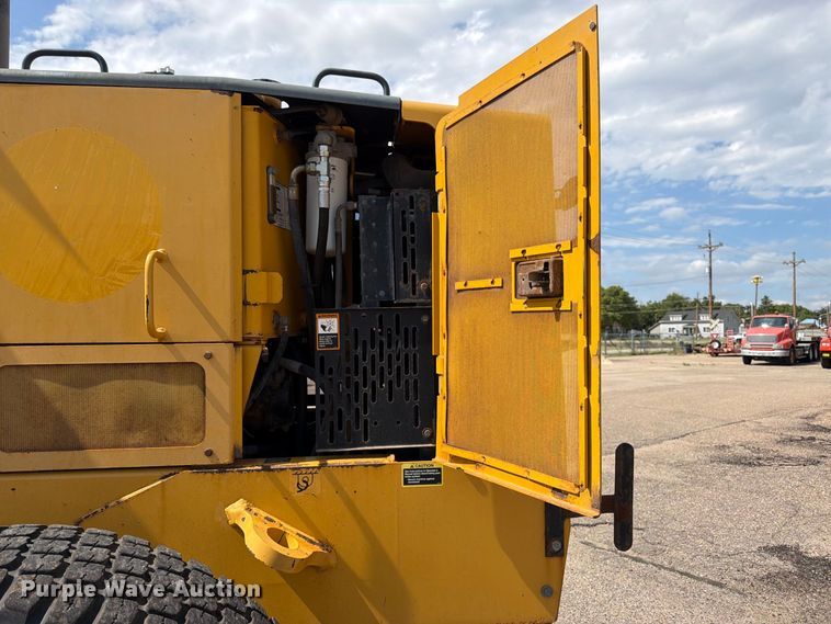 image for item DY3327 2005 John Deere 670D motor grader