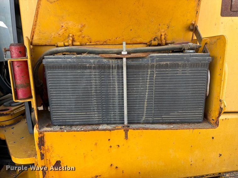 image for item DY3327 2005 John Deere 670D motor grader