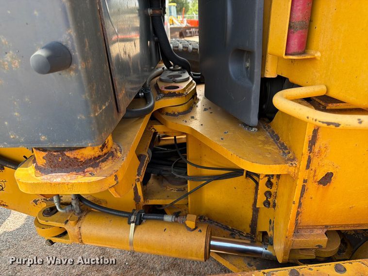 image for item DY3327 2005 John Deere 670D motor grader