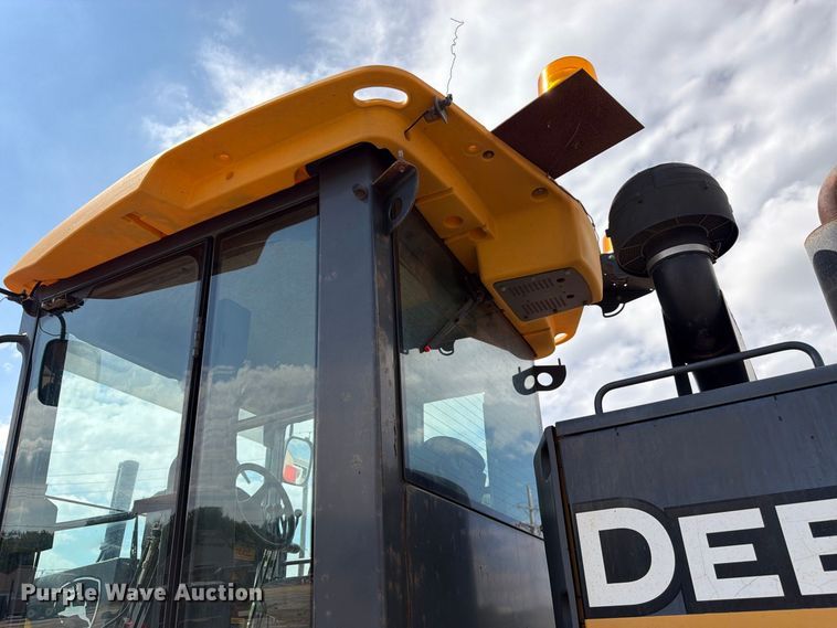image for item DY3327 2005 John Deere 670D motor grader