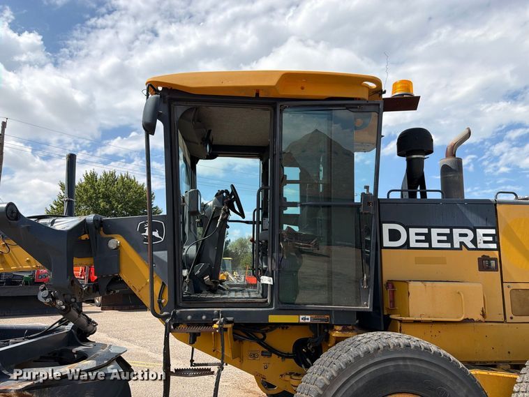 image for item DY3327 2005 John Deere 670D motor grader