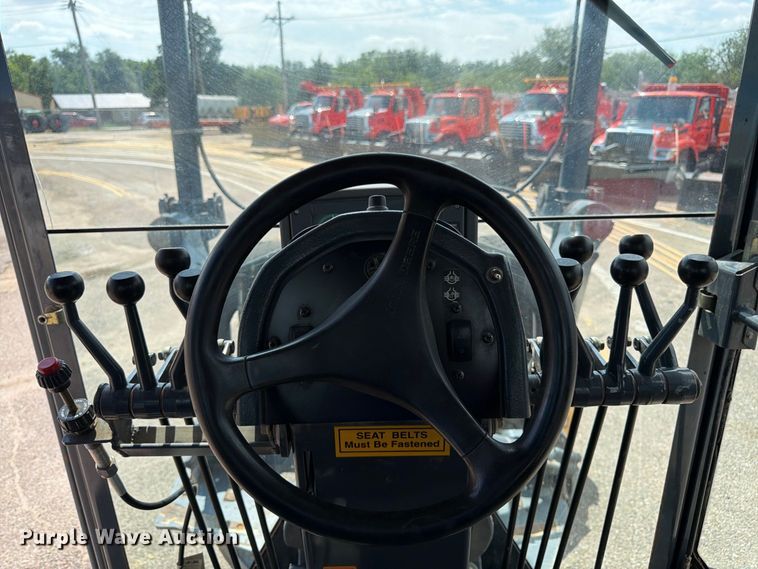 image for item DY3327 2005 John Deere 670D motor grader