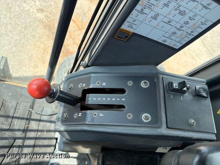image for item DY3327 2005 John Deere 670D motor grader