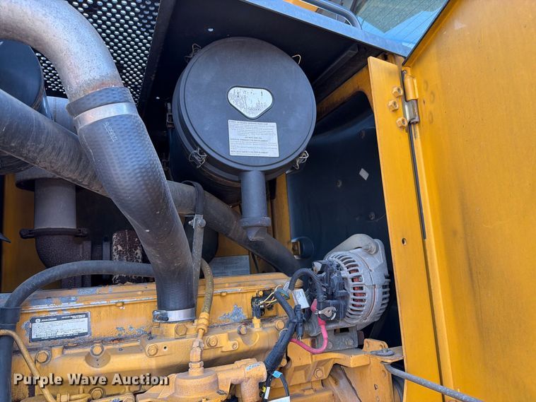 image for item DY3327 2005 John Deere 670D motor grader