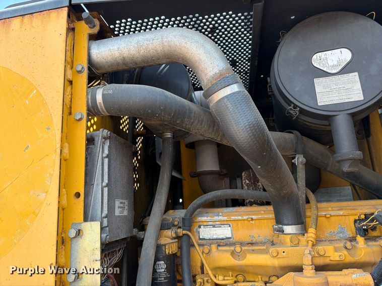 image for item DY3327 2005 John Deere 670D motor grader