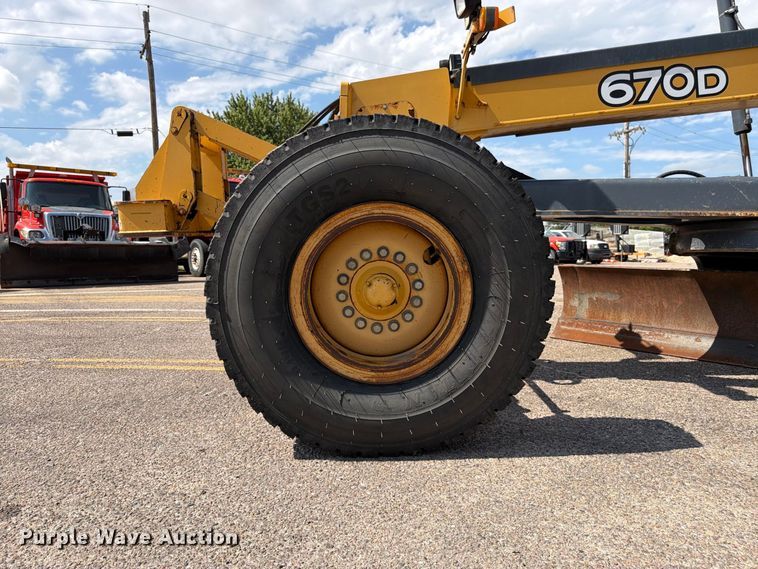 image for item DY3327 2005 John Deere 670D motor grader