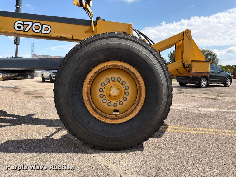 image for item DY3327 2005 John Deere 670D motor grader