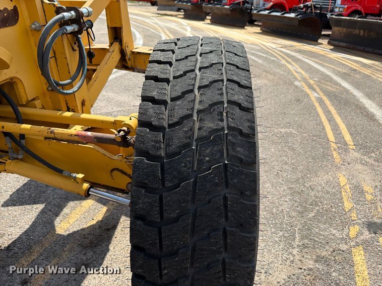 image for item DY3327 2005 John Deere 670D motor grader