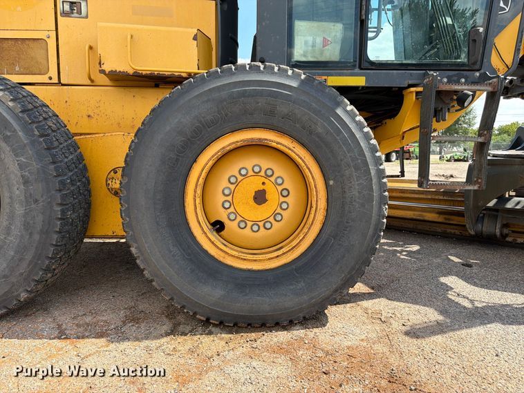 image for item DY3327 2005 John Deere 670D motor grader