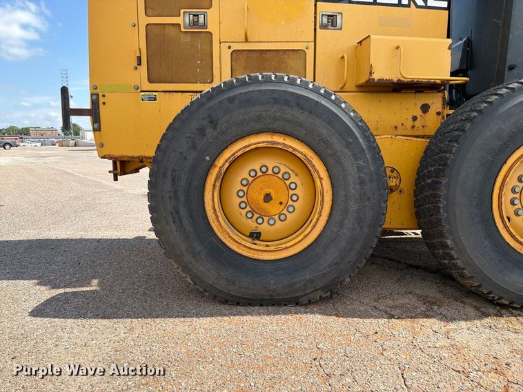 image for item DY3327 2005 John Deere 670D motor grader