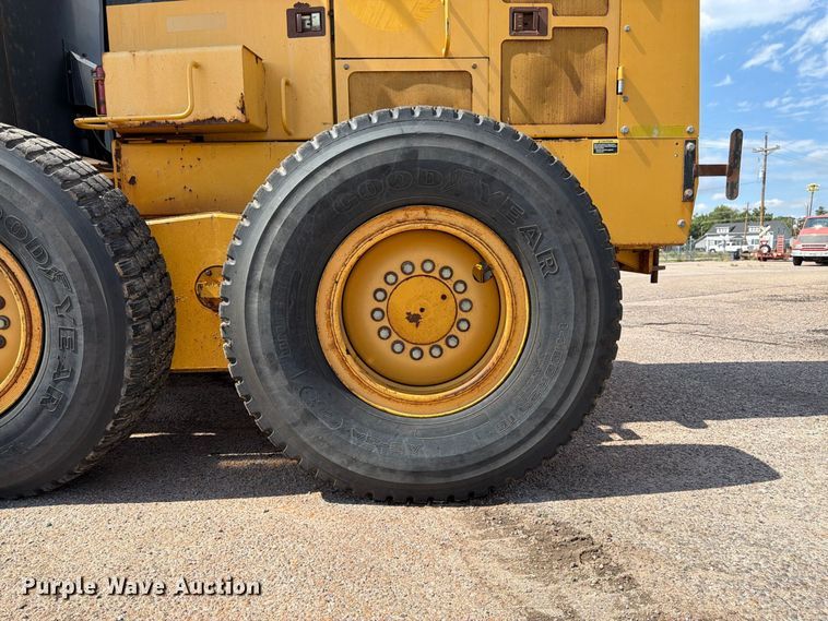 image for item DY3327 2005 John Deere 670D motor grader