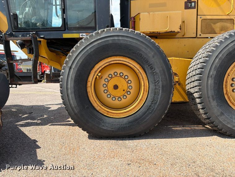 image for item DY3327 2005 John Deere 670D motor grader