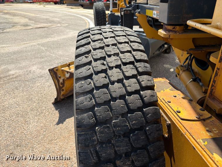 image for item DY3327 2005 John Deere 670D motor grader