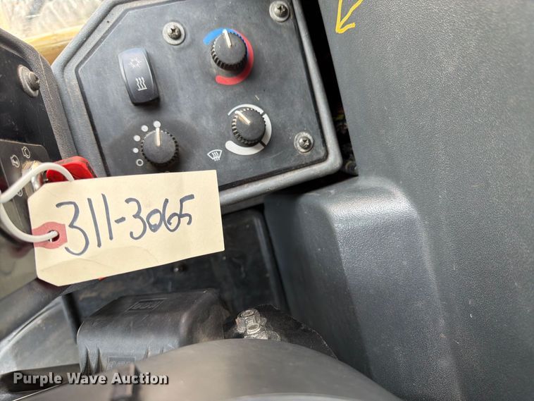 image for item DY3327 2005 John Deere 670D motor grader