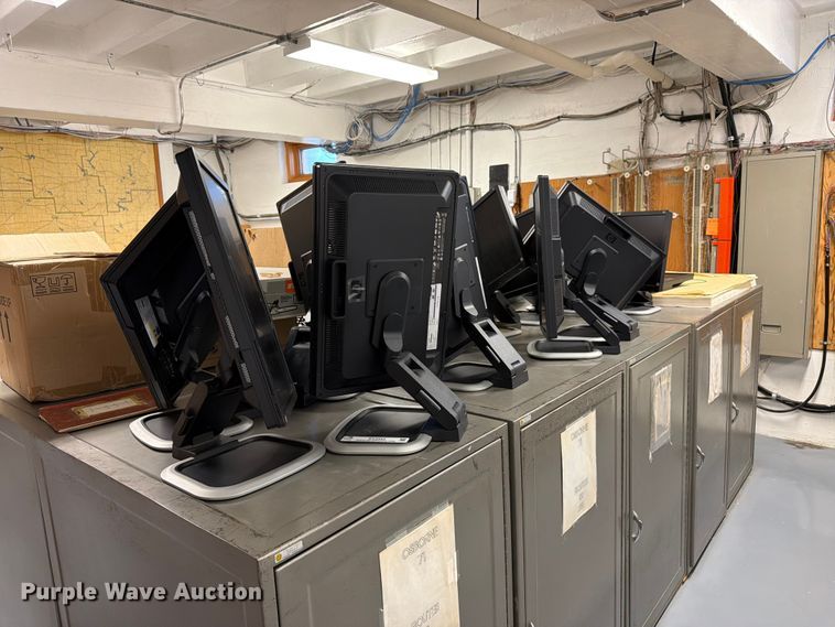 (15) HP computer monitors