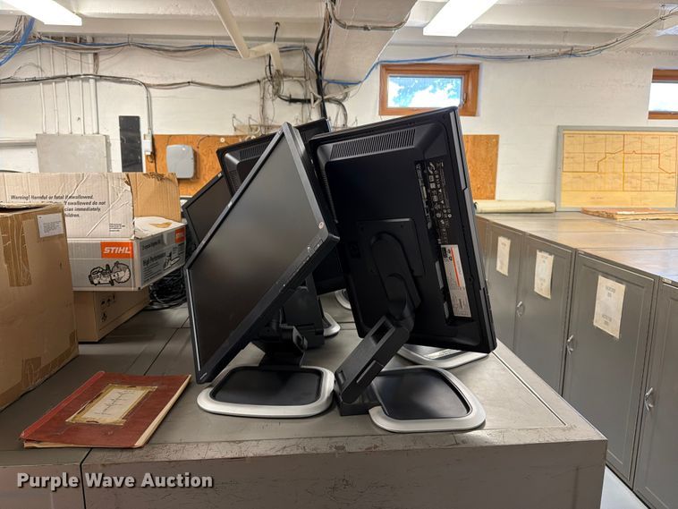 image for item DY3343 (15) HP computer monitors