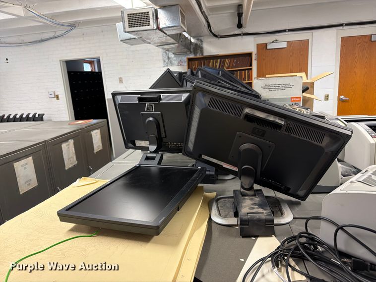 image for item DY3343 (15) HP computer monitors