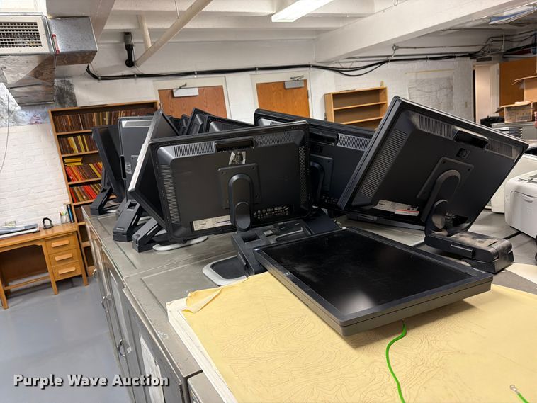image for item DY3343 (15) HP computer monitors
