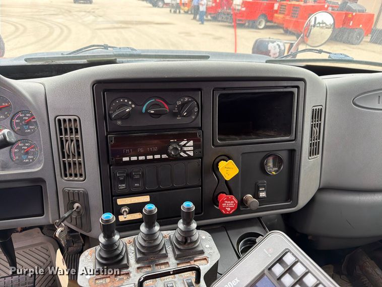 image for item DY3369 2007 International 7400 dump truck