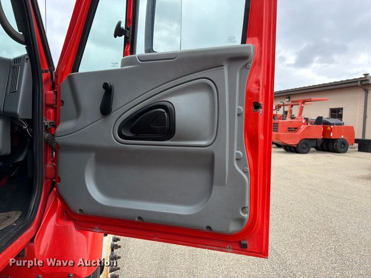 image for item DY3369 2007 International 7400 dump truck