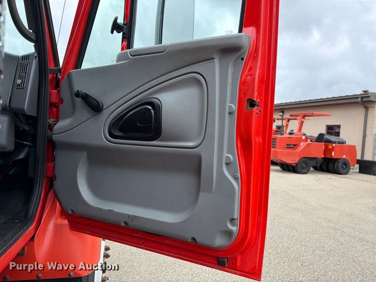 image for item DY3370 2007 International 7400 dump truck