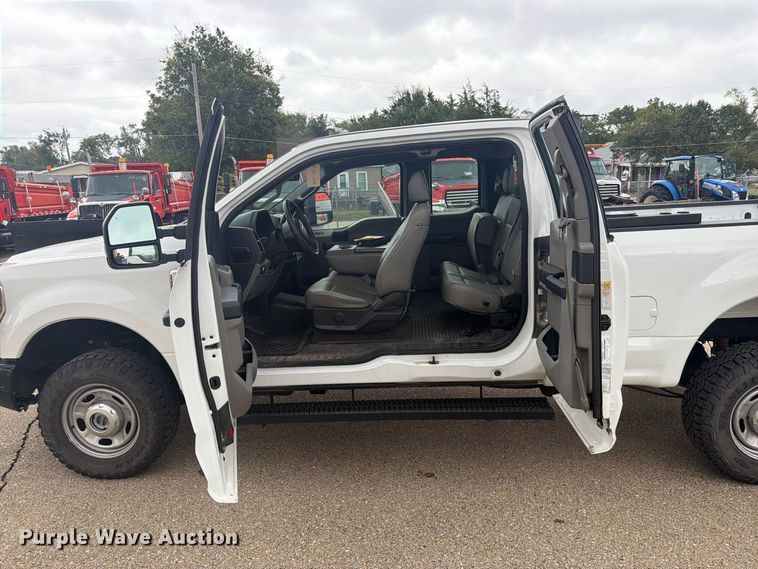 image for item DY3372 2019 Ford F250 Super Duty Ext. Cab pickup truck
