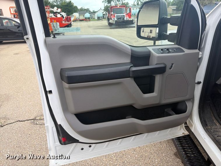 image for item DY3372 2019 Ford F250 Super Duty Ext. Cab pickup truck