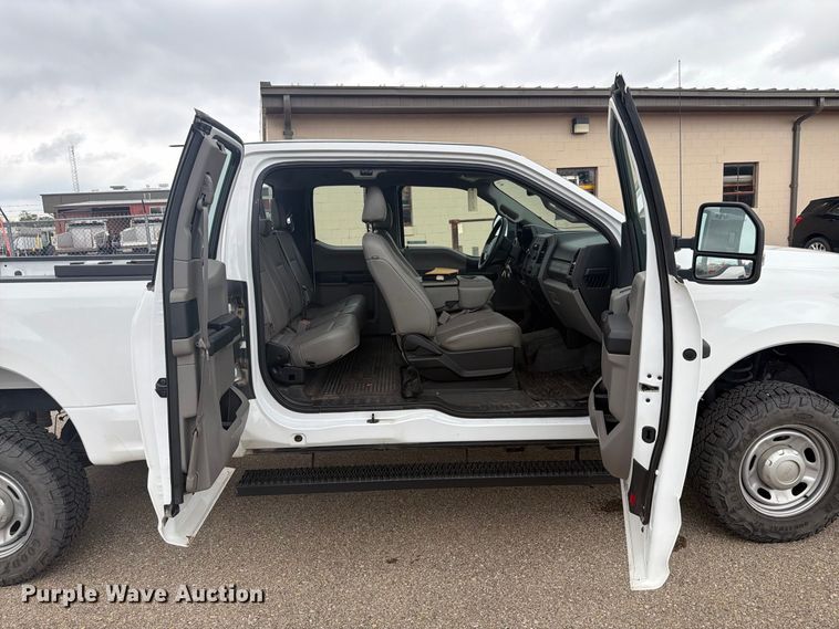 image for item DY3372 2019 Ford F250 Super Duty Ext. Cab pickup truck