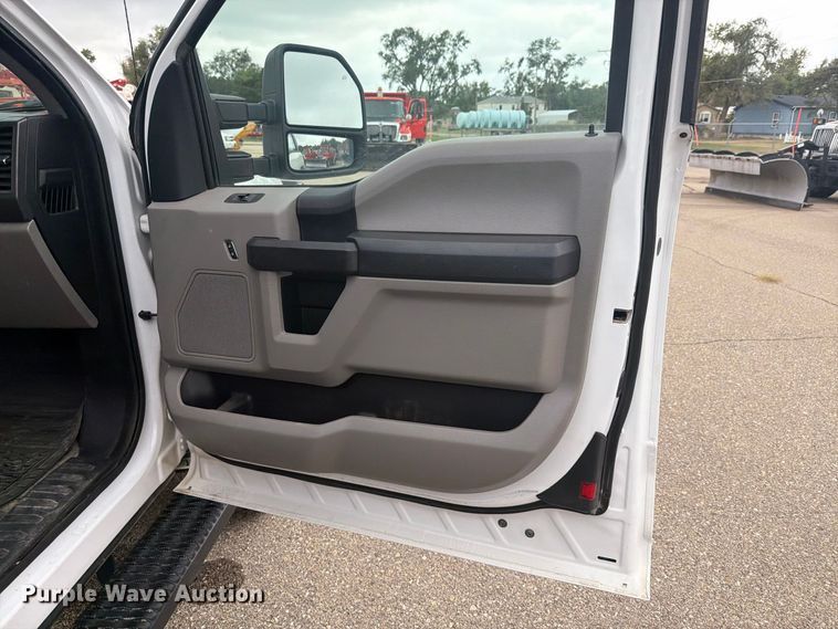 image for item DY3372 2019 Ford F250 Super Duty Ext. Cab pickup truck