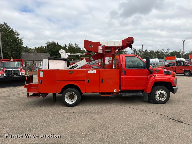 image for item DY3383 2007 GMC C4500 bucket truck