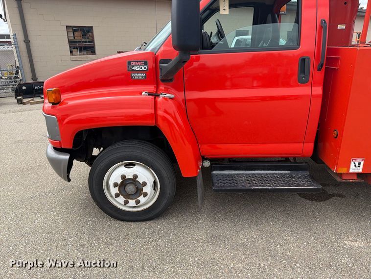 image for item DY3383 2007 GMC C4500 bucket truck