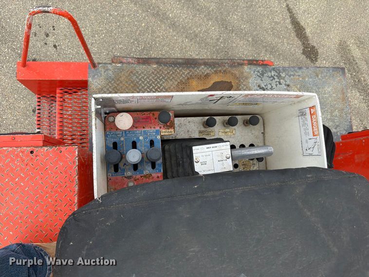 image for item DY3383 2007 GMC C4500 bucket truck