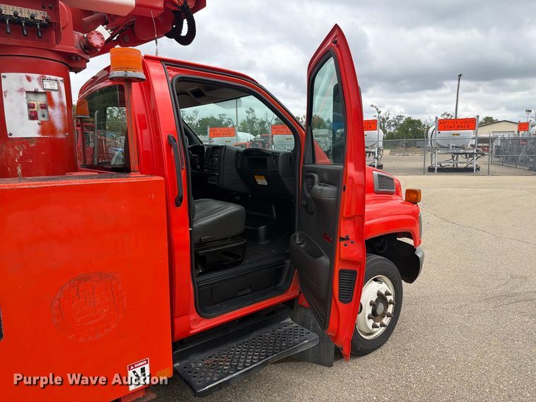 image for item DY3383 2007 GMC C4500 bucket truck