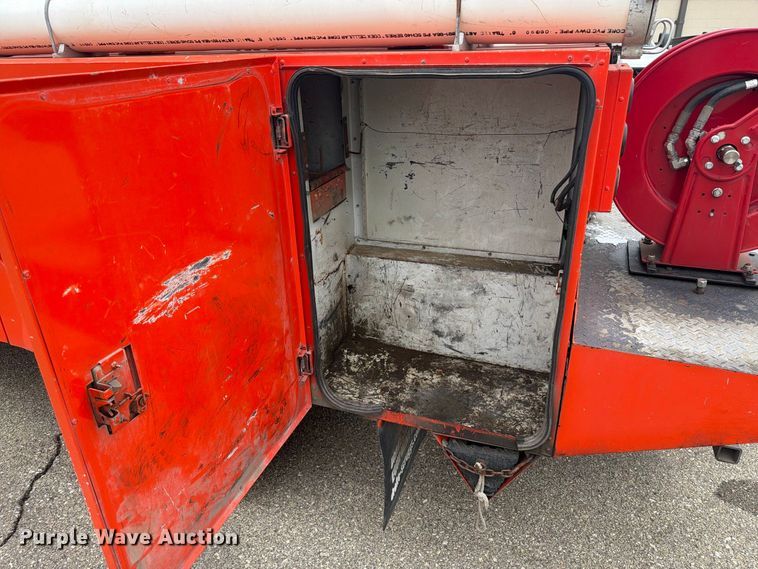 image for item DY3384 2007 GMC C4500 bucket truck